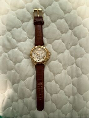 Gold tone women’s watch with brown leather strap- needs new batteries